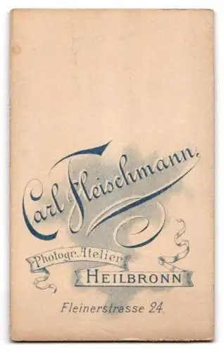 Fotografie Atelier Fleischmann, Heilbronn, Fleinerstr. 24, Bürgerlicher Knabe mit hoher Stirn im Anzug mit einer Fliege