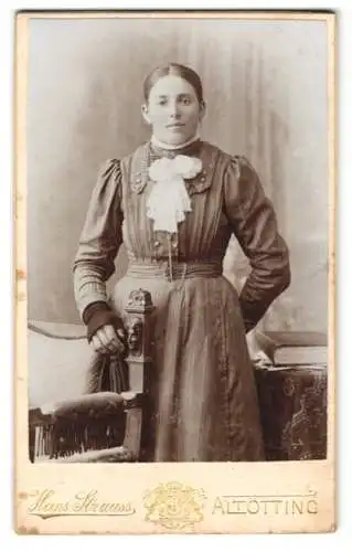 Fotografie Hans Strauss, Altötting, Schlotthammerstr. 1, Junge Frau im taillierten Kleid mit einer Rüschenfliege