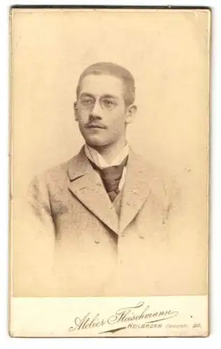 Fotografie Atelier Fleischmann, Heilbronn, Fleinerstr. 24, Junger Mann mit kurzem Haar und einem Zwicker