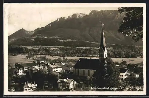 AK Niederndorf, Ortspartie mit Kirche gegen Kaisergebirge