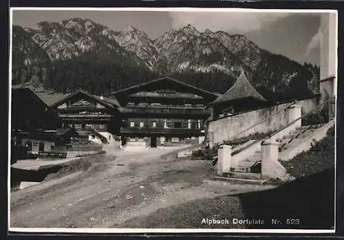 AK Alpbach, Dorfplatz mit Bergen