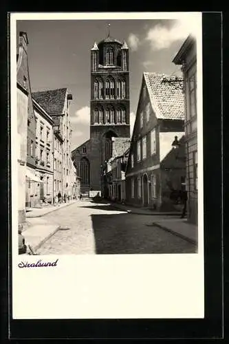 AK Stralsund, Strassenpartie mit Blick zur Kirche