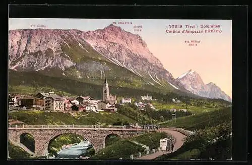 AK Cortina d`Ampezzo /Tirol, Ortsansicht gegen die Dolomiten