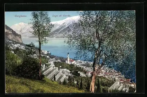 AK Gargnano, Lago di Garda, Totalansicht vom Berg aus