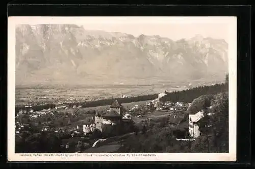 AK Vaduz, Das Schloss über der Ortschaft, gegen die Kreutzberge und den Hohen Kasten