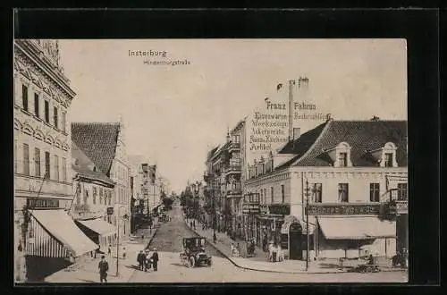 AK Insterburg, Hindenburgstrasse mit Geschäften und Passanten