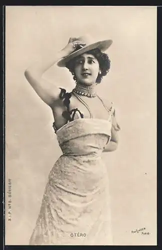 AK Schauspielerin Otéro mit Perlenkette