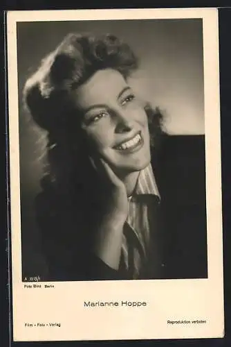 AK Schauspielerin Marianne Hoppe, der Kopf auf die Hand gestützt