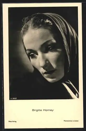 AK Schauspielerin Brigitte Horney mit Kopftuch