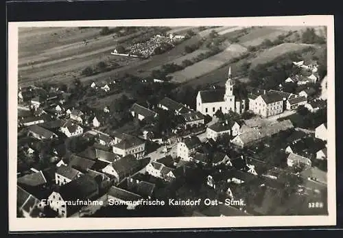 AK Kaindorf /Ost-Stmk., Teilansicht mit Kirche und Strassenpartie, Fliegeraufnahme