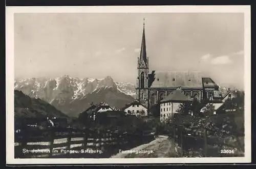 AK St. Johann im Pongau, Kirche im Ortsbild, in der Ferne das Tennengebirge