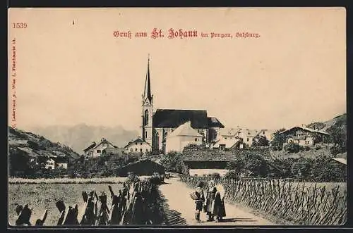 AK St. Johann im Pongau, Blick zur Kirche, in der Ferne das Tennengebirge