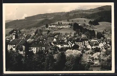 AK Kindberg /Steiermark, Teilansicht gegen bewaldete Hänge