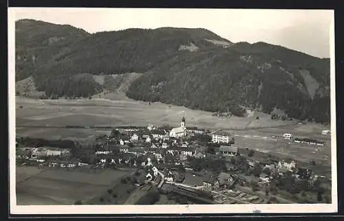 AK St. Michael ob Leoben, Gesamtansicht mit bewaldeten Bergen