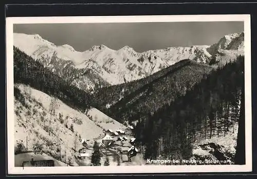 AK Krampen bei Neuberg, winterliche Ortsansicht mit Bergpanorama