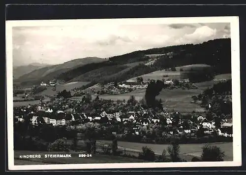 AK Kindberg /Steiermark, Ortsansicht vor bewaldeten Bergen