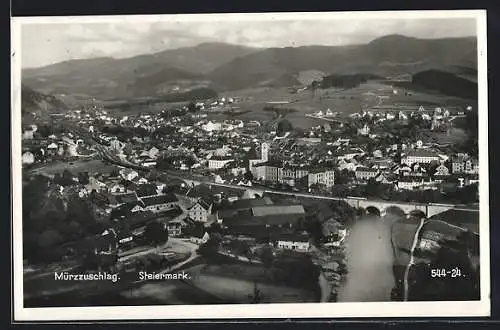 AK Mürzzuschlag, Ortsansicht aus der Vogelschau mit Eisenbahnbrücke