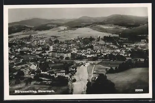 AK Mürzzuschlag /Steiermark, Ortsansicht mit Eisenbahnbrücke aus der Vogelschau