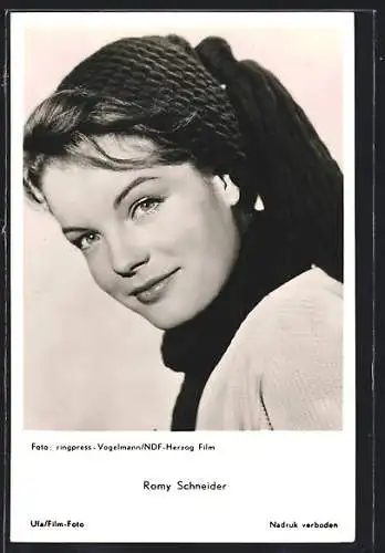 AK Schauspielerin Romy Schneider mit Wintermütze
