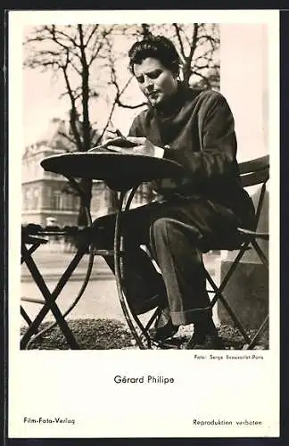 AK Schauspieler Gérard Philipe mit Notizbuch am Tisch