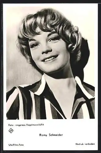 AK Schauspielerin Romy Schneider in gestreifter Bluse