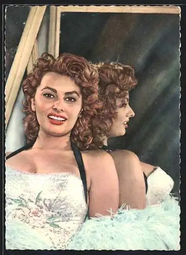 AK Schauspielerin Sophia Loren lehnt an einem Spiegel