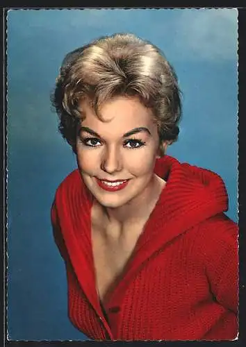 AK Schauspielerin Kim Novak im rotem Cardigan