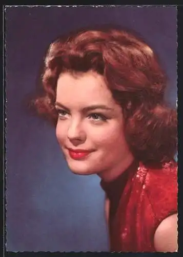 AK Schauspielerin Romy Schneider mit roten Lippen und Kleid