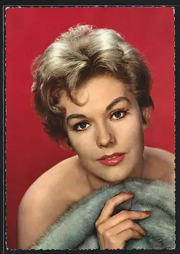 AK Schauspielerin Kim Novak verdeckt ihre Blösse mit einer Decke