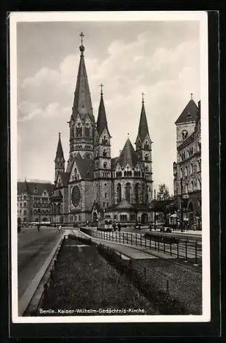 AK Berlin, Kaiser-Wilhelm-Gedächtnis-Kirche mit Strassenbahn