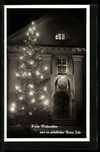 AK Biberach i. Kinzigtal, Gebäudeansicht mit Tannenbaum bei Nacht, Weihnachts- und Neujahrsgruss