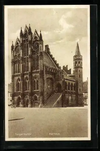 AK Tangermünde, Rathaus mit Strassenpartie