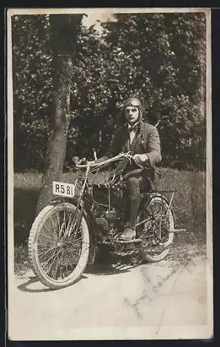 Foto-AK Wanderer Motorrad, Stolzer Besitzer posiert am Strassenrand