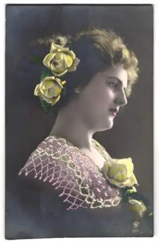 AK Dame mit gesticktem Kleid und Blumen im Haar