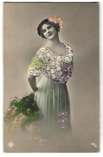 AK Hübsche junge Frau in besticktem Kleid mit Blumenstrauss