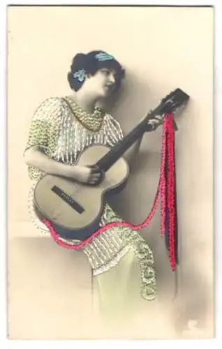 AK Schönes Mädchen in besticktem Kleid spielt auf einer Gitarre