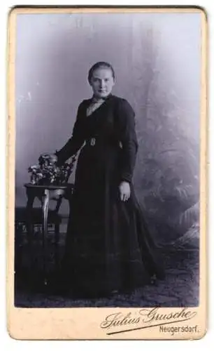 Fotografie Julius Grusche, Neugersdorf i. Sachs., Junge Dame im schwarzen Kleid
