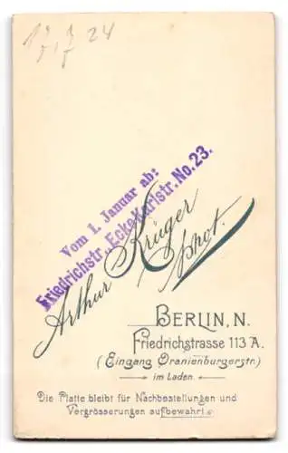 Fotografie Arthur Kürger, Berlin, Friedrichstr. 113 A, Junge Dame in modischer Kleidung