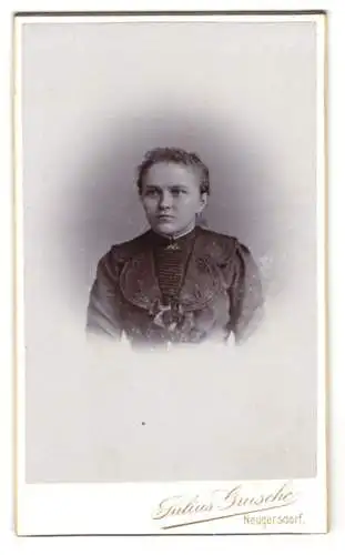 Fotografie Julius Grusche, Neugersdorf i. Sachs., Junge Dame mit zurückgebundenem Haar