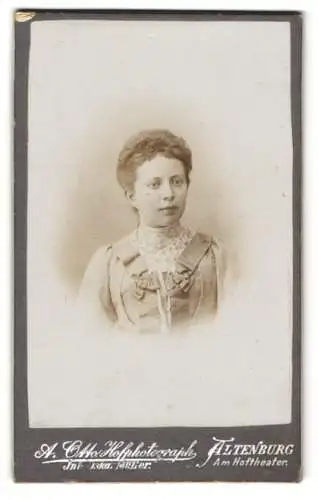 Fotografie A. Otto, Altenburg, Junge Dame mit zurückgebundenem Haar