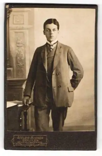 Fotografie Atelier Mignon, Berlin, Belle-Alliancestr. 25, Junger Herr im karierten Anzug mit Krawatte