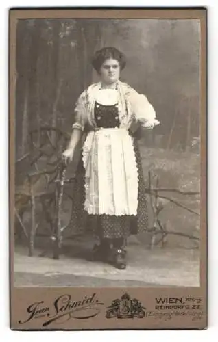 Fotografie Jean Schmid, Wien, Reindorfgasse 22, Junge Frau in Trachtenkleidung
