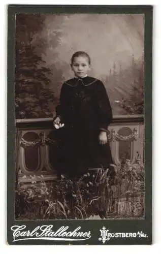 Fotografie Carl Stallechner, Trostberg a. Alz, Bürgerliches Mädchen im schwarzen Kleid mit weissen Blumen in der Hand