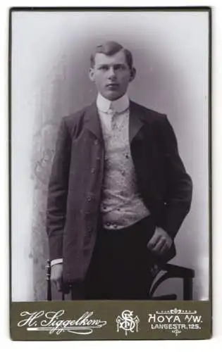 Fotografie H. Siggelkow, Hoya a. W., Langestr. 125, Junger Mann mit Seitenscheitel im Anzug mit gemusterter Weste