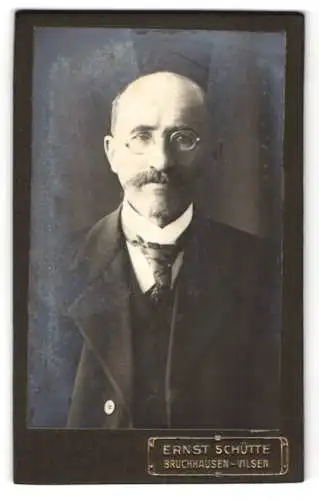 Fotografie Ernst Schütte, Bruchhausen-Vilsen, Bürgerlicher Herr mit Halbglatze, Schnurrbart und einer Brille