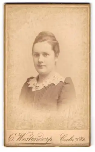 Fotografie C. Westendorp, Coeln a. Rh., Junge Frau mit hochgestecktem Haar und Rüschen am Kragen