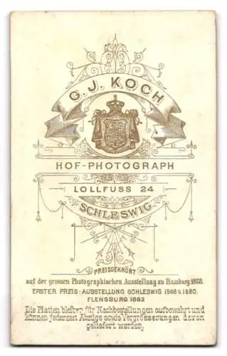 Fotografie G. J. Koch, Schleswig, Lollfuss 24, Bürgerlicher Knabe mit pomadisiertem Seitenscheitel und Krawatte