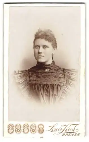 Fotografie Louis Koch, Bremen, Auf der Brake 20, Junge Frau mit lockigem Haar im Kleid mit verzierter Brustpartie