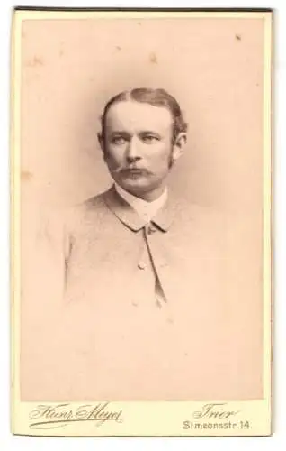 Fotografie Heinz Meyer, Trier, Simeonsstr. 14, Junger Mann mit Seitenscheitel und gezwirbeltem Schnurrbart