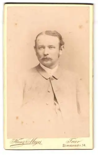 Fotografie Heinz Meyer, Trier, Simeonsstr. 14, Junger Mann mit Seitenscheitel und einem gezwirbeltem Schnurrbart